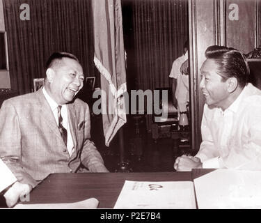 . Englisch: philippinische Präsident Ferdinand E. Marcos (rechts), mit dem stellvertretenden Präsidenten Fernando Lopez im Presidential Studie. 14 November 2008, 14:51:32. Malacañang Palace Archive 43 Präsident Marcos und Fernando Lopez Stockfoto