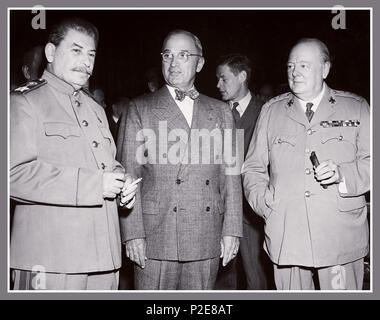 1945 Potsdamer Konferenz Stalin, Truman, Churchill der Potsdamer Konferenz im Schloss Cecilienhof, der Heimat von Kronprinz Wilhelm, in Potsdam gehalten wurde, belegt Deutschland, vom 17. Juli bis 2. August 1945. Drei Staats- und Regierungschefs aus der UDSSR, den USA und Großbritannien wurden die Teilnehmer die Sowjetunion, das Vereinigte Königreich, die Vereinigten Staaten, Generalsekretär der Kommunistischen Partei Joseph Stalin vertreten, Präsident Harry S. Truman und Premierminister Winston Churchill Stockfoto