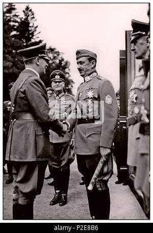 MANNERHEIM / HITLER Handschütteln mit Feldmarschall Mannerheim mit General Keitel dahinter. Adolf Hitler beschloss, Finnland am 4. Juni 1942 zu besuchen, um Mannerheim zu seinem 75. Geburtstag zu gratulieren. Mannerheim wollte ihn nicht offiziell in Helsinki treffen, da es wie ein Staatsbesuch schien. Das Treffen fand in der Nähe von Imatra, im Südosten Finnlands, und wurde in Geheimhaltung angeordnet. Vom Flugplatz Immola wurde Adolf Hitler in Begleitung von Präsident Ryti an den Ort gefahren, an dem Feldmarschall Mannerheim an einem Gleisanbau wartete. Das Treffen war nicht schlüssig... Stockfoto