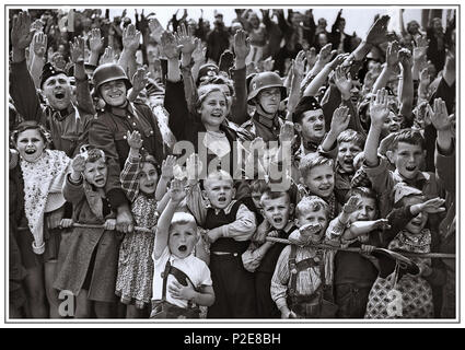 1930 Adolf Hitler zieht ein ekstatisches Publikum aller Altersgruppen geben ihm der Nazi sagte Selg Heil grüßt Deutschland Stockfoto