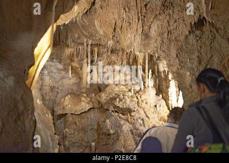 Einen Einblick in den Atta Höhlen in Attendorn im tiefen Untergrund mit viel Kalkstein Stalagmiten und Stalagtiten Felsformationen Stockfoto