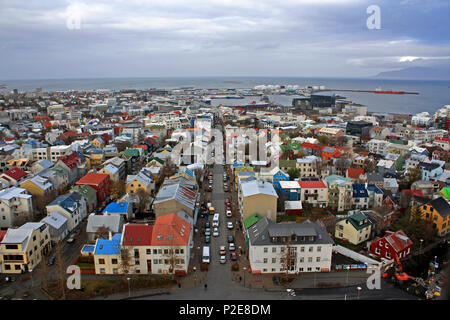 Ariel Aussicht auf die Stadt Reykjavik in Island, Europa - bunte Dächer aus Kirche Hallgrimskirkja Stockfoto