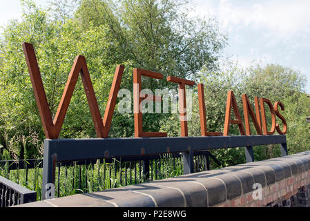 Feuchtgebiete Zeichen in rostfreiem Eisen außerhalb Walthamstow Wetlands formal Reservoir, städtische Feuchtgebiete Zentrum verwaltet von der London Wildlife Trust, London Boroug Stockfoto