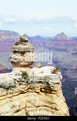 Ein isolierter Rock outcropping in einem großen Canyon in Arizona. Stockfoto