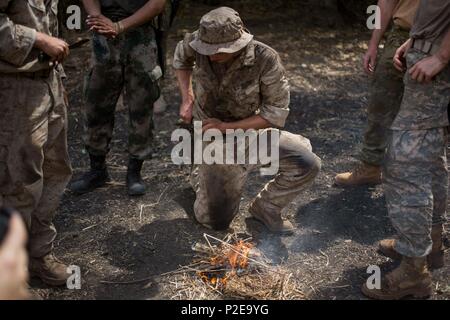 Us Marine Lance Cpl. John Taylor beginnt ein Feuer für die Signalisierung Retter während der Übung Kowari im Daly River Region, Northern Territory, Australien, Sept. 3, 2016. Die Teilnehmer lernen, überleben Fähigkeiten während der Übung Kowari, eine Übung zur Verbesserung der USA, Australien und China's Freundschaft und Vertrauen, die trilaterale Zusammenarbeit in der Indo-Asia-Pazifik-Region. (U.S. Marine Corps Foto von Lance Cpl. Osvaldo L. Ortega III/Freigegeben) Stockfoto