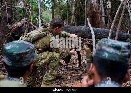 Volksbefreiungsarmee Soldaten erfahren Sie, wie Sie Fallen und Schlingen, die während der Übung Kowari im Daly River Region, Northern Territory, Australien, Sept. 1, 2016. Der Zweck der Übung Kowari sollen die Vereinigten Staaten, Australien und China's Freundschaft und Vertrauen, die trilaterale Zusammenarbeit in der Indo-Asia-Pazifik-Region. (U.S. Marine Corps Foto von Lance Cpl. Osvaldo L. Ortega III/Freigegeben) Stockfoto