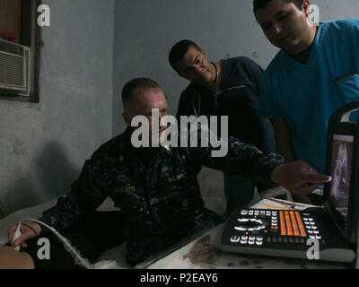 CUSCATLAN, El Salvador (Sep. 2, 2016) - Cmdr. Tony Silvetti, ein Obgyn zu Naval Hospital Camp Lejeune zugeordnet, Links, erläutert die Ergebnisse auf einem mobilen Ultraschall Station von Operation Blessing medizinische Brigade an eine vorübergehende Behandlung Website in Cuscatlan, El Salvador während der südlichen Partnerschaft Station 2016 gezeigt (SPS 16). Von Operation Blessing mobilen Ultraschall Technologie können verwendet werden, um schwangeren Frauen erkennen Anzeichen einer Mikrozephalie, ein Symptom, das durch eine Zika Infektion verursacht. SPS 16 ist eine jährliche Serie der U.S. Navy Bereitstellungen auf Experte Austausch mit Partner nation Militar konzentriert Stockfoto