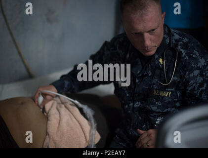 CUSCATLAN, El Salvador (Sep. 2, 2016) - Cmdr. Tony Silvetti, ein Obgyn zu Naval Hospital Camp Lejeune zugewiesen ist, zeigt, wie man richtig einen mobilen Ultraschall Station verwenden, um die Operation Blessing medizinische Brigade an eine temporäre Care Webseite in Cuscatlan, El Salvador während der südlichen Partnerschaft Station 2016 (SPS 16). Von Operation Blessing mobilen Ultraschall Technologie können verwendet werden, um schwangeren Frauen erkennen Anzeichen einer Mikrozephalie, ein Symptom, das durch eine zika Infektion verursacht. SPS 16 ist eine jährliche Serie der U.S. Navy Bereitstellungen konzentrierte sich auf Experten Austausch mit Partner nation Militärs und s Stockfoto