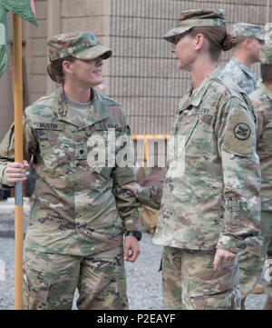 ALEXANDER CITY, Ala (Sept. 3, 2016) --SPC. Gracie Mustin, von Deatsville, Ala (links), und der Armee 1 Sgt. Regina Duckett (rechts), von Montgomery, Ala, Militär, Polizei, Soldaten in die 214Th Military Police Company, Alabama Army National Guard zugeordnet, bereiten sie auf die Rückkehr ihrer Einheit von der Bereitstellung in einer Zeremonie an der Charles E. Bailey Sports Complex zu gedenken, die hier, Sept. 3, 2016. Etwa 135 Soldaten des 214Th M.P. Co. bereitgestellt, im Oktober 2015, für ihre Zuweisung mit Joint Task Force Guantanamo Bay auf Kuba, von wo sie der äußeren Sicherheit Kraft Mission o beigetragen. Stockfoto