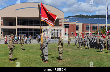 Oregon National Guard Soldaten von der 741St 41st Infantry Brigade Combat Team Feuerwehr Engineer Battalion präsentieren ihre neue Bataillon Flagge während einer Reorganisation Zeremonie, die die Einheit von einem speziellen Truppen Bataillon mit einem Ingenieur Bataillon geändert, Sept. 11. (U.S. Armee Foto von Sgt. Cory Grogan, 41 Infantry Brigade Combat Team Public Affairs) Stockfoto