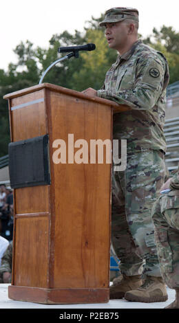 ALEXANDER CITY, Ala (Sept. 3, 2016) - Kapitän Edwin Eiswerth, der kommandierende Offizier der 214th Military Police Company, Alabama Army National Guard, Adressen Mitglieder seiner Einheit, wie Sie Ihre Rückkehr von der Bereitstellung in einer Zeremonie an der Charles E. Bailey Sports Complex gedenken, hier, Sept. 3, 2016. Etwa 135 Soldaten des 214Th M.P. Co. bereitgestellt, im Oktober 2015, für ihre Zuweisung mit Joint Task Force Guantanamo Bay auf Kuba, von wo sie der äußeren Sicherheit Kraft Mission der Durchführung von sicheren, humane, legalen und transparenten Pflege und Verwahrung der Häftlinge gehalten wird beigetragen. Stockfoto