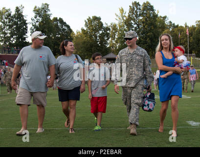 ALEXANDER CITY, Ala (Sept. 3, 2016) --Spezielle Tyler Johnson (Zweiter von rechts), von Ozark, Ala, eine militärische Polizei Soldat an der 214th Military Police Company, Alabama Army National Guard zugeordnet, seine Familie, wie sie der Charles E. Bailey Sports Complex abweichen, hier nach einer Zeremonie markiert die Rückkehr der 214th M.P. Co. von ihrem Einsatz, Sept. 3, 2016. Etwa 135 Soldaten des 214Th M.P. Co. bereitgestellt, im Oktober 2015, für ihre Zuweisung mit Joint Task Force Guantanamo Bay auf Kuba, von wo sie der äußeren Sicherheit Kraft Mission der Führung der Sa beigetragen. Stockfoto