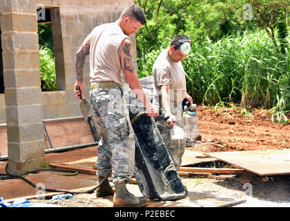 Master Sgt. Joshua Cloutier (links) und Älterer Flieger John Bender von der 143d Tiefbau Squadron (CES), Rhode Island Air National Guard spülen Zement aus Tools für Beschichtung, stärkt die Wände für extreme Wetterbedingungen in Inarajan, Guam während einer innovativen Readiness Training (IRT) Projekt am 5. September 2016 Skim verwendet. Das IRT-Projekt, das in Verbindung mit Lebensraum für die Menschheit Guam ist zwei Häuser für Bewohner in Inarajan zur Verfügung zu stellen. Die Mitglieder sind Teil einer 36 Flieger Crew aus einem Querschnitt der Trades innerhalb der CES. Us Air National Guard Foto von Master Sgt. John V. McD Stockfoto