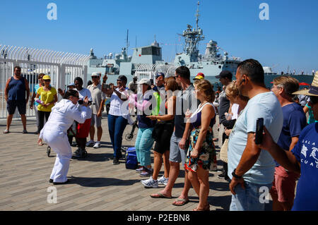 Musiker Seaman Rachel Shuttleworth mit Marine Band Südwesten, singt zu Flotte Woche San Diego Teilnehmer am Broadway Pier, San Diego, Calif., Sept. 10, 2016. Die weeklong in der ganzen Veranstaltung ist eine Gelegenheit für Marinesoldaten und Matrosen mit dem Volk von San Diego zu verbinden und den umliegenden Gemeinden die Navy-Marine Corps team Showcase als Amerikas Kraft in Bereitschaft. (U.S. Marine Corps Foto von Lance Cpl. Frank Cordoba) Stockfoto