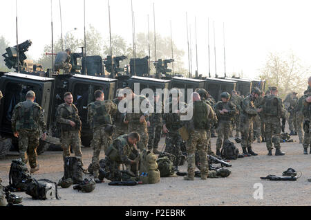 Kroatische Soldaten der Bundeswehr vorbereiten für Bewegung, Sept. 12, 2016, als Teil der Übung sofortige Reaktion 16 an der kroatischen Streitkräfte Training Area von Slunj, Kroatien statt. Sofortige Reaktion 16 ist ein multinationales, Brigade level Kommandostellenübung unter Verwendung von computergestützten Simulationen und Übungen aus beiden Ländern, Kroatien und Slowenien. Die Ausübung erfolgt Sept. 9-23, 2016 und umfasst mehr als 1.900 Soldaten und Sicherheitskräfte aus Albanien, Bosnien und Herzegowina, Kroatien, Ungarn, Kosovo, Mazedonien, Montenegro, Slowenien, Großbritannien und den Vereinigten S Stockfoto