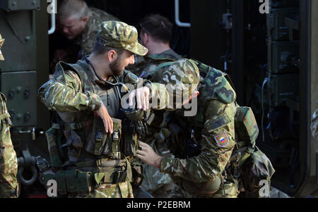 Kroatische Soldaten der Bundeswehr vorbereiten für Bewegung, Sept. 12, 2016, als Teil der Übung sofortige Reaktion 16 an der kroatischen Streitkräfte Training Area von Slunj, Kroatien statt. Sofortige Reaktion 16 ist ein multinationales, Brigade level Kommandostellenübung unter Verwendung von computergestützten Simulationen und Übungen aus beiden Ländern, Kroatien und Slowenien. Die Ausübung erfolgt Sept. 9-23, 2016 und umfasst mehr als 1.900 Soldaten und Sicherheitskräfte aus Albanien, Bosnien und Herzegowina, Kroatien, Ungarn, Kosovo, Mazedonien, Montenegro, Slowenien, Großbritannien und den Vereinigten S Stockfoto