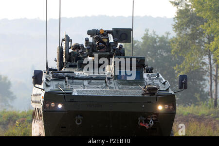 Kroatische Soldaten der Bundeswehr vorbereiten für Bewegung, Sept. 12, 2016, als Teil der Übung sofortige Reaktion 16 an der kroatischen Streitkräfte Training Area von Slunj, Kroatien statt. Sofortige Reaktion 16 ist ein multinationales, Brigade level Kommandostellenübung unter Verwendung von computergestützten Simulationen und Übungen aus beiden Ländern, Kroatien und Slowenien. Die Ausübung erfolgt Sept. 9-23, 2016 und umfasst mehr als 1.900 Soldaten und Sicherheitskräfte aus Albanien, Bosnien und Herzegowina, Kroatien, Ungarn, Kosovo, Mazedonien, Montenegro, Slowenien, Großbritannien und den Vereinigten S Stockfoto