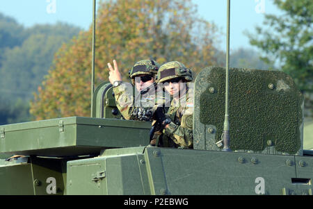 Kroatische Soldaten der Bundeswehr vorbereiten für Bewegung, Sept. 12, 2016, als Teil der Übung sofortige Reaktion 16 an der kroatischen Streitkräfte Training Area von Slunj, Kroatien statt. Sofortige Reaktion 16 ist ein multinationales, Brigade level Kommandostellenübung unter Verwendung von computergestützten Simulationen und Übungen aus beiden Ländern, Kroatien und Slowenien. Die Ausübung erfolgt Sept. 9-23, 2016 und umfasst mehr als 1.900 Soldaten und Sicherheitskräfte aus Albanien, Bosnien und Herzegowina, Kroatien, Ungarn, Kosovo, Mazedonien, Montenegro, Slowenien, Großbritannien und den Vereinigten S Stockfoto