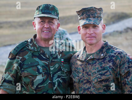 Oberstleutnant Paul Teachey, der kommandierende Offizier des Schwarzen Meeres Drehkraft 16.2, posiert für ein Foto mit Oberst Margarit Mihaylov, der Leiter der Combat Training für die Bulgarische Militär und die Übung Agile Geist Stabschef, während die Gemeinschaft Tag live Feuer Demonstration. Agile Geist 16 können Partner Nationen zusammen zu trainieren und ihre Partnerschaft durch mehrere kombinierte Waffen reicht stärken. (U.S. Marine Corps Foto von Sgt. Michelle Reif) Stockfoto