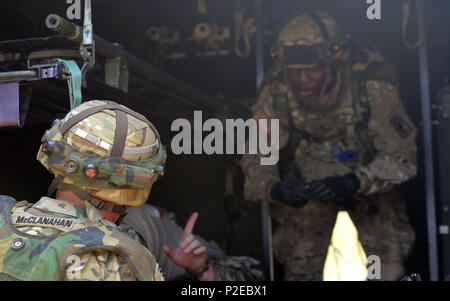 Us-Armee SPC. Zach McClanahan, Links und SPC. Adeboye Ademolu, rechts, combat Medics zu Unternehmen C zugeordnet, 173Rd Airborne Brigade Support Battalion, führen Sie ärztliche Kontrollen auf einer simulierten verletzten Soldaten während reagieren Bohrer zu kontaktieren, Sept. 12, 2016, als Teil der Übung sofortige Reaktion 16 an der kroatischen Streitkräfte Training Area von Slunj, Kroatien statt. Sofortige Reaktion 16 ist ein multinationales, Brigade level Kommandostellenübung unter Verwendung von computergestützten Simulationen und Übungen aus beiden Ländern, Kroatien und Slowenien. Die Ausübung erfolgt Sept. 9-23, 2016 und inkl Stockfoto