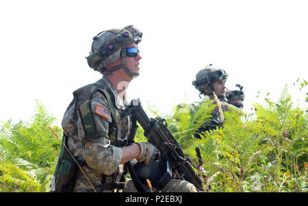 Us-Armee Soldaten in den 2 Bataillon zugeordnet, 135 Infanterie Minnesota Army National Guard vorbereiten Brand während reagieren Bohrer auf Kontakt zurückzukehren, Sept. 12, 2016, als Teil der Übung sofortige Reaktion 16 an der kroatischen Streitkräfte Training Area von Slunj, Kroatien statt. Sofortige Reaktion 16 ist ein multinationales, Brigade level Kommandostellenübung unter Verwendung von computergestützten Simulationen und Übungen aus beiden Ländern, Kroatien und Slowenien. Die Ausübung erfolgt Sept. 9-23, 2016 und umfasst mehr als 1.900 Soldaten und Sicherheitskräfte aus Albanien, Bosnien und Herzegowina, Cr Stockfoto