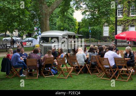 Vereinigtes Königreich, Somerset County, Badewanne, Leute auf der Terrasse eines Cafés in Queen Square sitzt Stockfoto