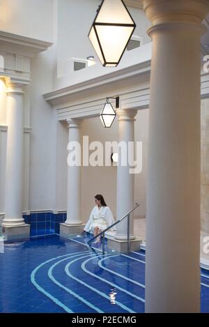 Vereinigtes Königreich, Somerset County, Badewanne, Frau in einen Bademantel im Gainsborough Hotel Spa Stockfoto