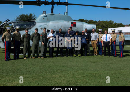 Us-Marines posieren für ein Foto mit der örtlichen Feuerwehr und Schule Beamte an Montgomery Bell Akademie in Nashville, Tenn., als Teil der maritimen Woche Nashville, Sept. 7, 2016. Marine Woche Nashville ist eine Gelegenheit, mit Menschen aus der grösseren Nashville Area zu verbinden, und danken Ihnen für Ihre Unterstützung. (U.S. Marine Corps Foto von Lance Cpl. Alexis C Schneider/Freigegeben) Stockfoto