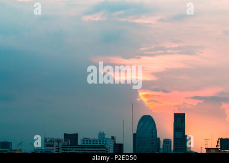 Vogel Blick über die Stadtlandschaft mit Sonnenuntergang und Wolken am Abend. Platz kopieren. Bangkok. Pastelltönen. Stockfoto