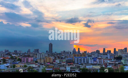 Vogel Blick über die Stadtlandschaft mit Sonnenuntergang und Wolken am Abend. Panorama kopieren. Bangkok. Pastelltönen. Stockfoto