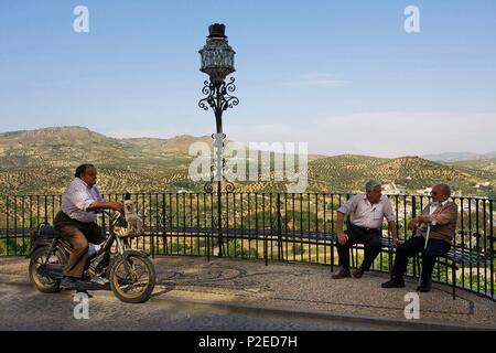 Spanien, Andalusien, Priego de Cordoba, Balkon Der adarve offene Landschaft mit Olivenhainen Stockfoto