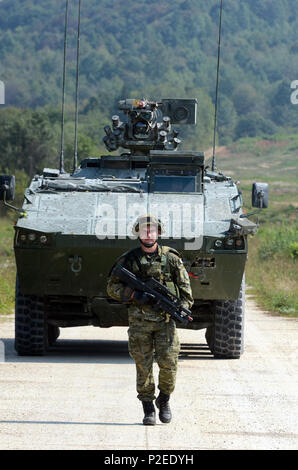 Ein Soldat aus der kroatischen Streitkräfte mobile Infanterie Boden führt ein Patria gepanzerten Modulare Fahrzeug, Sept. 13, 2016, an der Eugen Kvaternik Training Strecke in Slunj, Kroatien, in der Vorbereitung eine Baugruppe Bereich als Teil der Übung sofortige Reaktion 16 belegen. Sofortige Reaktion 16 nutzt computergestützte Simulationen und Übungen aus beiden Ländern, Kroatien und Slowenien. Es wurde entwickelt, um die regionale Stabilität zu stärken, stärken Verbündete und Partner nation Kapazität und Interoperabilität zwischen den Partnerstaaten zu verbessern. (U.S. Armee Foto: Staff Sgt. Opal Vaughn) Stockfoto