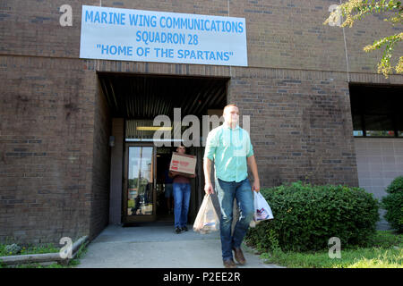 Lance Cpl. David Sigdestad, Links, und Cpl. Jakob Williamson tragen gespendeten Waren während des US-Landwirtschaftsministeriums jährlich FBI-Agenten Feed Familien Essen fahren Sie an Bord der Marine Corps Air Station Cherry Point, N.C., Sept. 7, 2016. Im Jahr 2009 im Rahmen von US-Präsident Barack Obama die Vereinigten servieren wir Kampagne, die allgemein Antrieb hat über 52 Millionen Pfund leicht verderbliche Lebensmittel für Menschen zu kämpfen, Essen auf dem Tisch zu legen gesammelt. Wab Cherry Point Personal waren verantwortlich für die Spende von 26,805 Pfund leicht verderbliche Lebensmittel. Sigdestad ist ein Data Network Specialist und Williamson i Stockfoto