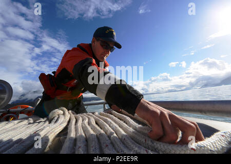 Die Mitarbeiter der Küstenwache Valdez führten Schlepp- und Mann-über-Bord-Übungen an Bord eines 45-Fuß-Response Boat-Medium im Prince William Sound, Alaska, durch. Die Besatzungsmitglieder übten Linienführung, Bootsmanöver und Notfallmaßnahmen als Teil der Qualifikation für die Schiffsbesatzung. Übungen mit Schwerpunkt auf Seeverkehrssicherheit, Koordinierung der Besatzung, Einsatzbereitschaft, Seemannschaft, Schleppbetrieb, Rettungstechniken, Navigation, Kommunikation und Bewahrung von Kenntnissen unter schwierigen Bedingungen im Einsatzbereich der Station. Stockfoto