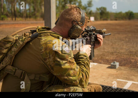 Australische Armee Pvt. Jack Schultz, ein infanterist mit 5 Bataillon, Royal Australian Regiment (5 RAR), schießt die US Marine M4 Carbine am Robertson Kasernen schliessen, Northern Territory, Australien, Sept. 14, 2016. Marines mit Marine Drehkraft - Darwin und Australische Soldaten mit 5 RAR ausgetauscht Gewehre sich mit jeweils anderen Waffensystemen vertraut zu machen. (U.S. Marine Corps Foto von Sgt. Carlos Cruz jr.) Stockfoto