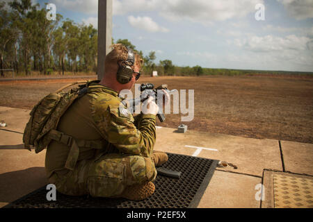 Australische Armee Pvt. Jack Schultz, ein infanterist mit 5 Bataillon, Royal Australian Regiment (5 RAR), schießt die US Marine M4 Sturmgewehr am Robertson Kasernen schliessen, Northern Territory, Australien, Sept. 14, 2016. Marines mit Marine Drehkraft - Darwin und Australische Soldaten mit 5 RAR ausgetauscht Gewehre sich mit jeweils anderen Waffensystemen vertraut zu machen. (U.S. Marine Corps Foto von Sgt. Carlos Cruz jr.) Stockfoto