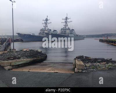 160909-N-RI 307-006 HALIFAX, Neuschottland (Sept. 9, 2016) geführte Flugkörper Zerstörer USS Bulkeley (DDG84) und USS Gonzalez (DDG66) Moor an der Canadian Forces Base Halifax für die Ausübung Cutlass Fury Pre-Sail Konferenz. Bewirtet durch Seestreitkräfte Atlantik und vom kanadischen Flotte Atlantic, Cutlass Fury 16 ausgeführt ist ein kombinierter, gemeinsame maritime Übungen zur Förderung der regionalen Zusammenarbeit der Maritimen Partner mit Interesse an der Atlantischen Sicherheit vor der Ostküste von Nordamerika. (U.S. Marine Foto von Lt.Cmdr. Candice Tresch/Freigegeben) Stockfoto