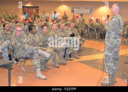 Während Readiness Training Event ist ein Befehlshaber an der George W. Dunaway Armee finden in Sloan, Nevada, Brig. General David Elwell, 311 Sustainment Command (Auslandseinsätze) kommandierender General, betonte, dass der Befehl Teams, die diese Ausbildung besuchen die Bedeutung der Bereitschaft, unsere Kraft und in die Armee September 8-10, 2016 lernen sollten. Stockfoto