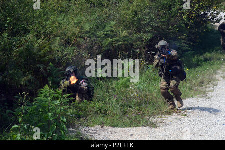 Slowenische Armee Soldaten aus dem 74. motorisierten Bataillon, Rückkehr Unterstützungsfeuer, Sept. 15, 2016, während des Trainings als Teil der Übung sofortige Reaktion 16 an der kroatischen Streitkräfte Training Area von Slunj, Kroatien statt. Sofortige Reaktion 16 ist ein multinationales, Brigade level Kommandostellenübung unter Verwendung von computergestützten Simulationen und Übungen aus beiden Ländern, Kroatien und Slowenien. Die Ausübung erfolgt Sept. 9-23, 2016 und umfasst mehr als 1.900 Soldaten und Sicherheitskräfte aus Albanien, Bosnien und Herzegowina, Kroatien, Ungarn, Kosovo, Mazedonien, Montenegro, Stockfoto