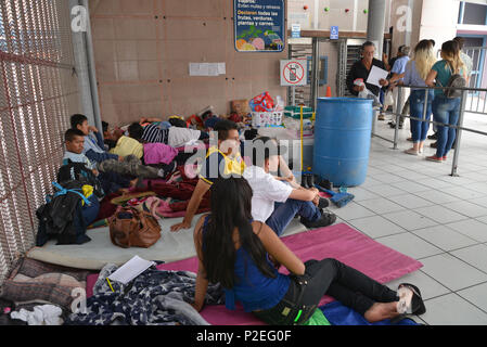 Familien aus Guatemala und Mexiko, die um Asyl in den Vereinigten Staaten warten für viele Tage im Port-of-Eintrag in Nogales, Sonora, Mexiko für uns offic Stockfoto