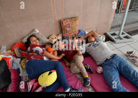 Familien aus Guatemala und Mexiko, die um Asyl in den Vereinigten Staaten warten für viele Tage im Port-of-Eintrag in Nogales, Sonora, Mexiko für uns offic Stockfoto