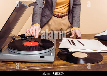 7/8 Bild der Frau drehen auf vinyl Plattenspieler Stockfoto