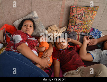 Familien aus Guatemala und Mexiko, die um Asyl in den Vereinigten Staaten warten für viele Tage im Port-of-Eintrag in Nogales, Sonora, Mexiko für uns offic Stockfoto