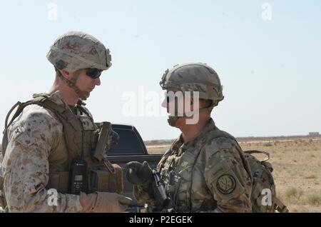 Lt. Gen Stephen J. Townsend, rechts, Kommandeur der Combined Joint Task Force - inhärenten Lösen Besuche mit Colonel Samuel C. Kochen, Kommandeur der Task Force Al Taqaddum, Camp Manion, Irak, September 2016. Combined Joint Task Force-Operation inhärenten Lösen ist eine multinationale Anstrengung zu schwächen und Islamischer Staat im Irak und der Levante Operationen im Nahen Osten zerstören und rund um die Welt. (USMC Foto vom Kapitän Ryan E. Alvis) Stockfoto