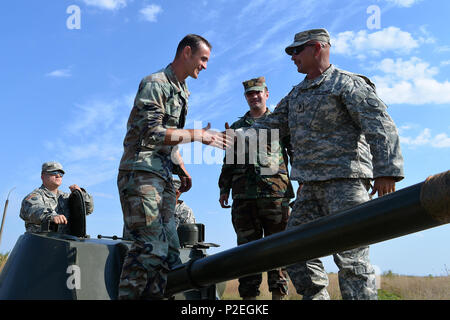 Ein US-Soldat der North Carolina Army National Guard begrüßt einen moldauischen Soldaten während eines Waffenverständnisses im Bulboaca Training Area in Moldau. Die Interaktion findet im Rahmen von Fire Shield 2016 statt, einer multinationalen Übung, die sich auf den Aufbau von Partnerschaften, die Verbesserung der Kommunikation, die Förderung der Interoperabilität, die Verbesserung der taktischen Fähigkeiten und die Stärkung der Beziehungen zwischen US-Streitkräften und europäischen Partnern bei Artillerie- und Infanterieoperationen konzentriert. Stockfoto