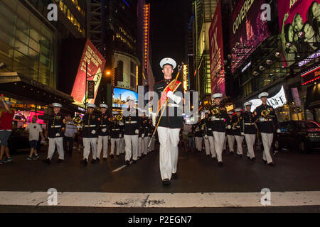 Us-Marines US Marine Corps Band, Quantico, Virginia, März, Times Square in der 15. jährlichen New York Police Department (NYPD) Emerald Gesellschaft Rohre und Trommeln Memorial Concert, New York City, NEW YORK, Sept. 10, 2016. Einmal im Jahr, lokalen, nationalen und internationalen Polizei, Rettungsdienste, Feuerwehr und Militär bands Host eine Parade und die Zeremonie an der NYPD Memorial. Die Zeremonie serviert Ihnen zu ehren, und die Opfer der lokalen und nationalen Beamten, die ihre Leben während der Angriffe auf Sept. 11, 2001 verloren erinnern und zu vereinigen, diejenigen, die Hilfe während der erbrachten Stockfoto