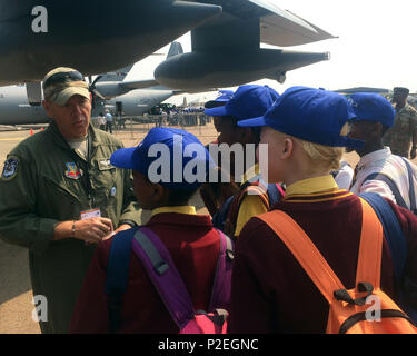 New York Air National Guard Master Sgt. Jerry Kurz spricht mit Studenten über die HC-130, Sept. 16, 2016 an den 2016 Afrika Luft-/Raumfahrt- und Verteidigungsindustrie Airshow und Ausstellung im Südafrika der National Defence Force Waterkloof Air Force Base. 39 Mitglieder der New York National Guard sind Teil der US-Soldaten die Teilnahme an der Airshow. Die afrikanischen Luftfahrt & Verteidigung Expo bietet eine einzigartige Gelegenheit für die USA ihre militärische Personal und Ausrüstung zu präsentieren und enge Beziehungen mit ihren afrikanischen Partnern zu fördern. (U.s. Army National Guard Foto vom Kapitän Jean Marie Kratzer) Stockfoto