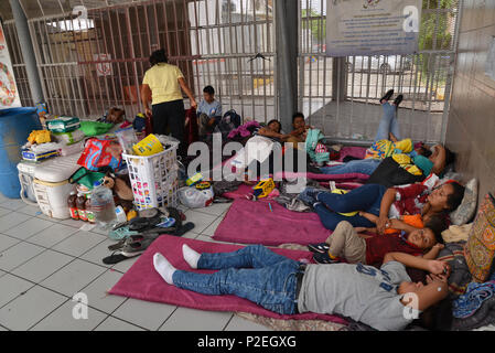 Familien aus Guatemala und Mexiko, die um Asyl in den Vereinigten Staaten warten für viele Tage im Port-of-Eintrag in Nogales, Sonora, Mexiko für uns offic Stockfoto