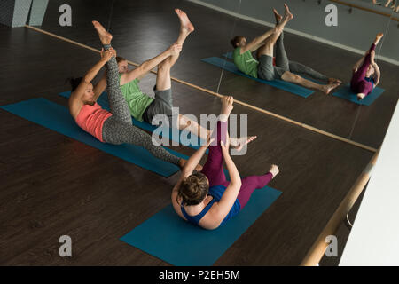 Gruppe von Menschen üben Yoga Stockfoto