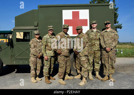 Das Team der Ärzte und ein Mechaniker von 557Th Medical Company (Bereich Support) und 212Th Combat Support Hospital für ein Gruppenfoto posieren nach dem ersten Tag der Bereich wurf Krankenwagen Fahrer Einarbeitung in die ukrainische Soldaten an yavoriv Training Area, die Ukraine auf Sep 8, 2016. Dieses Team arbeitet zusammen Feld kleiner Krankenwagen und medizinische Ausrüstung Einweisung in das Ukrainische Militär von Sep 5 bis 16, 2016 durchzuführen. (U.S. Armee Foto vom Kapitän Jeku Arce, 30 medizinische Brigade Public Affairs) Stockfoto